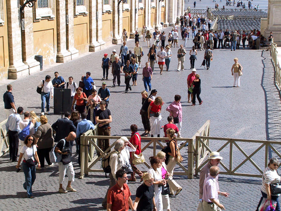 805-1757 - Vatican - Piazza S. Pietro - Tourists dressing modestly